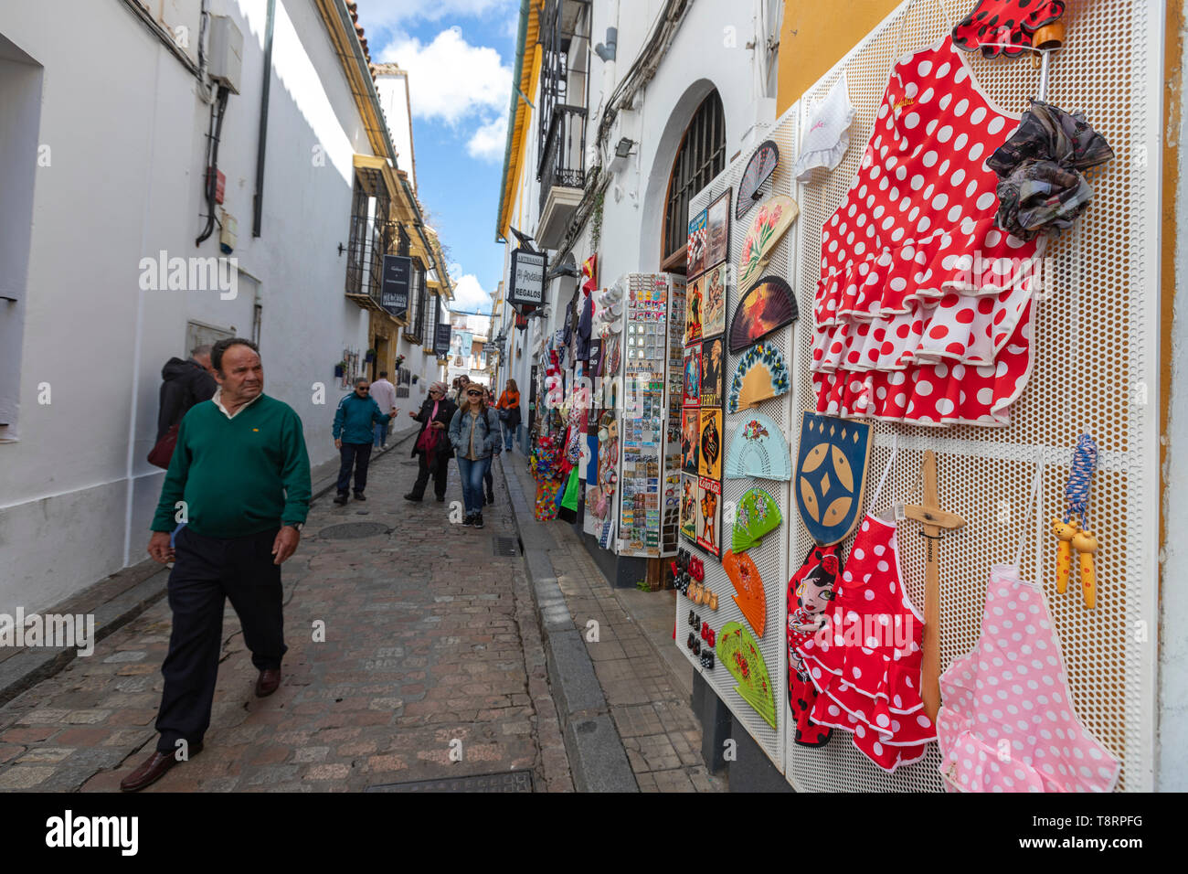Tourist souvenir shop con flamenco doganale nella Calle Juderia street, Cordoba, Andalusia, Spagna Foto Stock