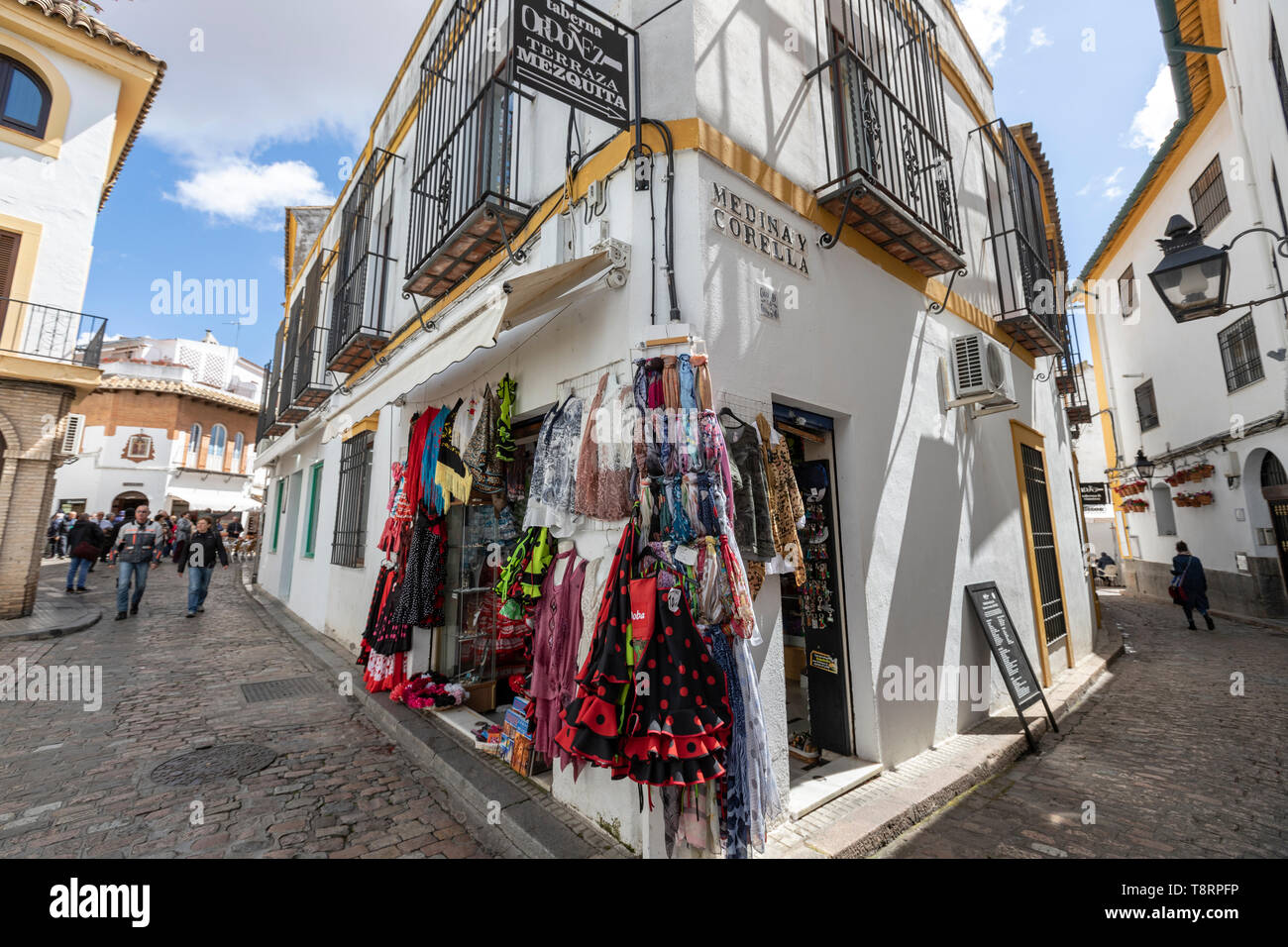 Tourist souvenir shop con abito di flamenco a Medina y Corella street, Cordoba, Andalusia, Spagna Foto Stock
