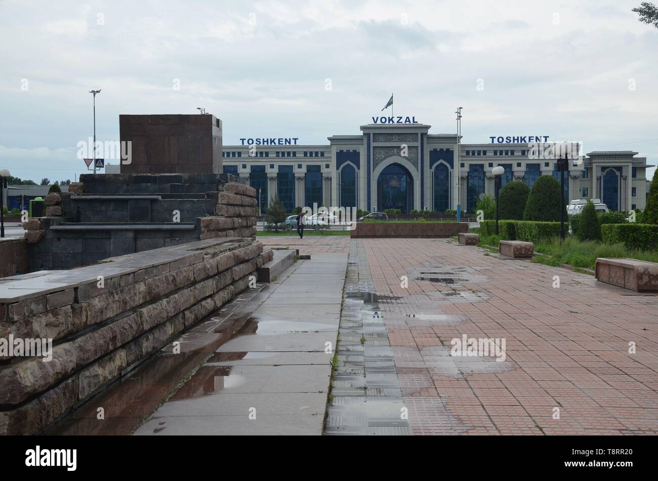 Taschkent, die Hauptstadt Usbekistans in Zentralasien: leeres Denkmal vor dem Bahnhof Foto Stock