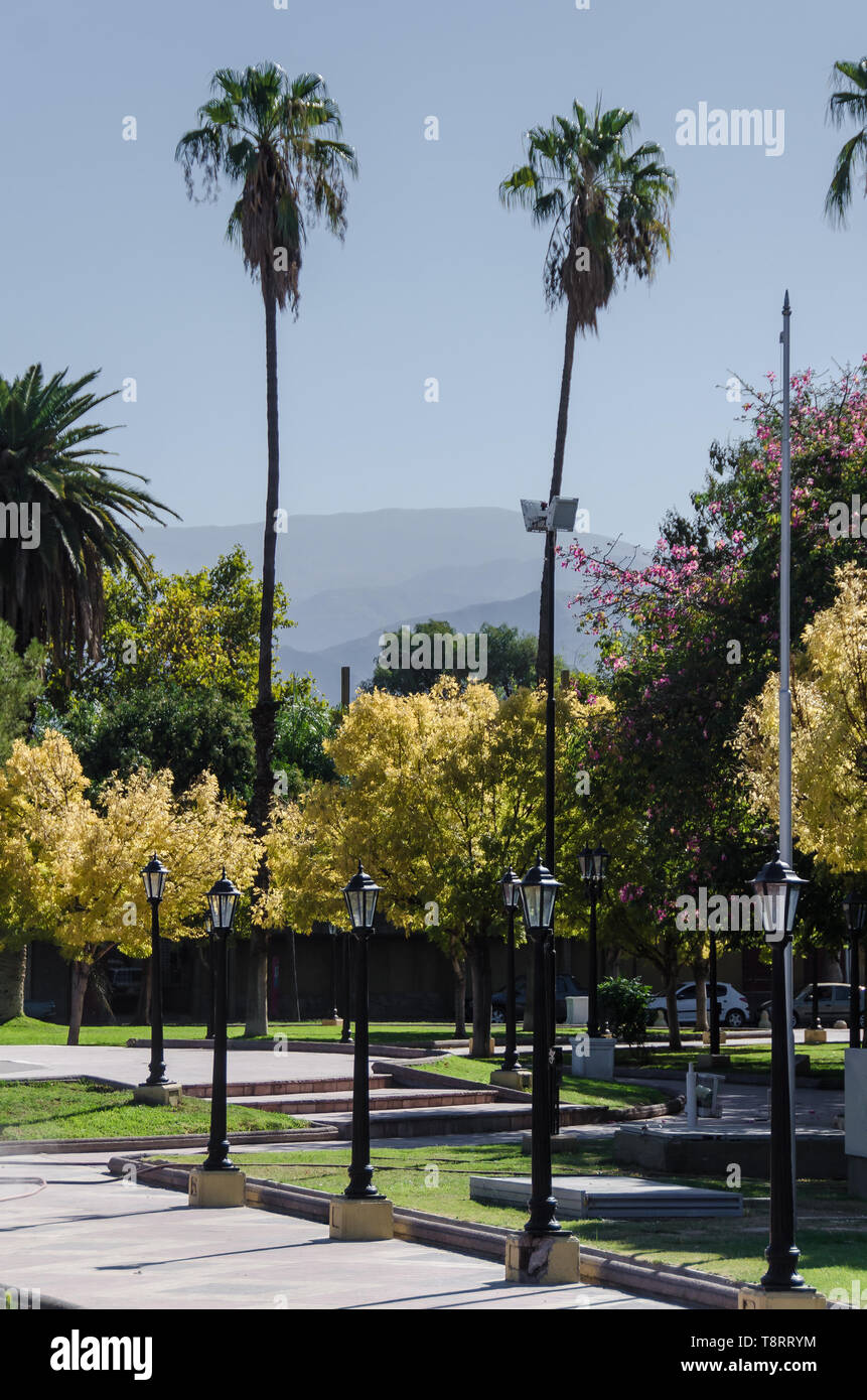 Vista del parco in una giornata di sole nella città di Mendoza, Argentina. Foto Stock