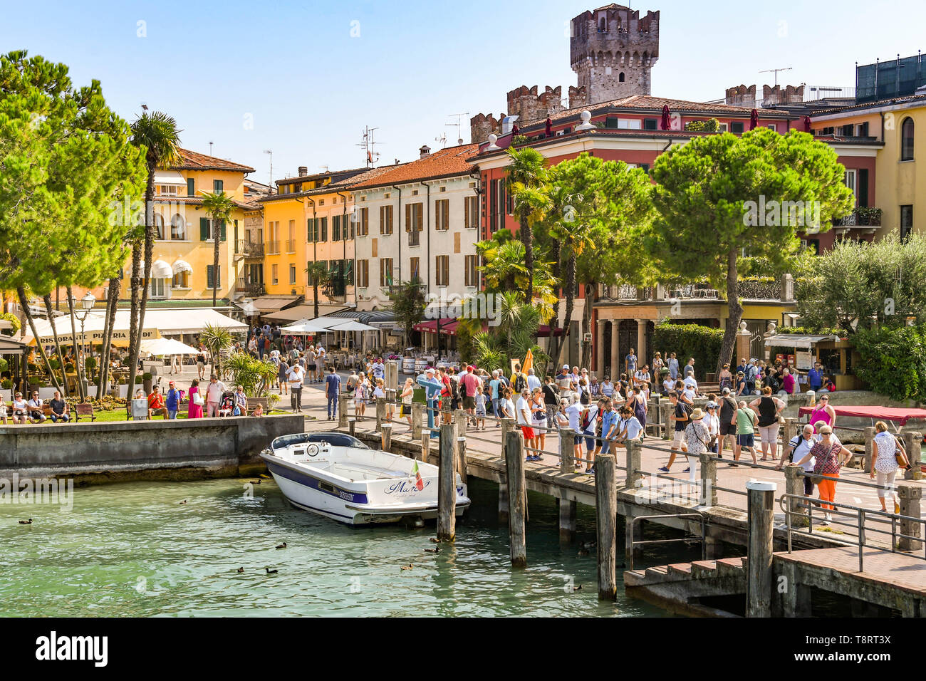 SIRMIONE SUL LAGO DI GARDA, Italia - Settembre 2018: persone sull'Harbourside a Sirmione sul Lago di Garda Foto Stock