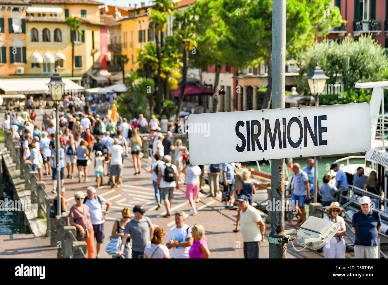 SIRMIONE SUL LAGO DI GARDA, Italia - Settembre 2018: Cartello sul traghetto pontile di attracco a Sirmione sul Lago di Garda, con persone in background. Foto Stock