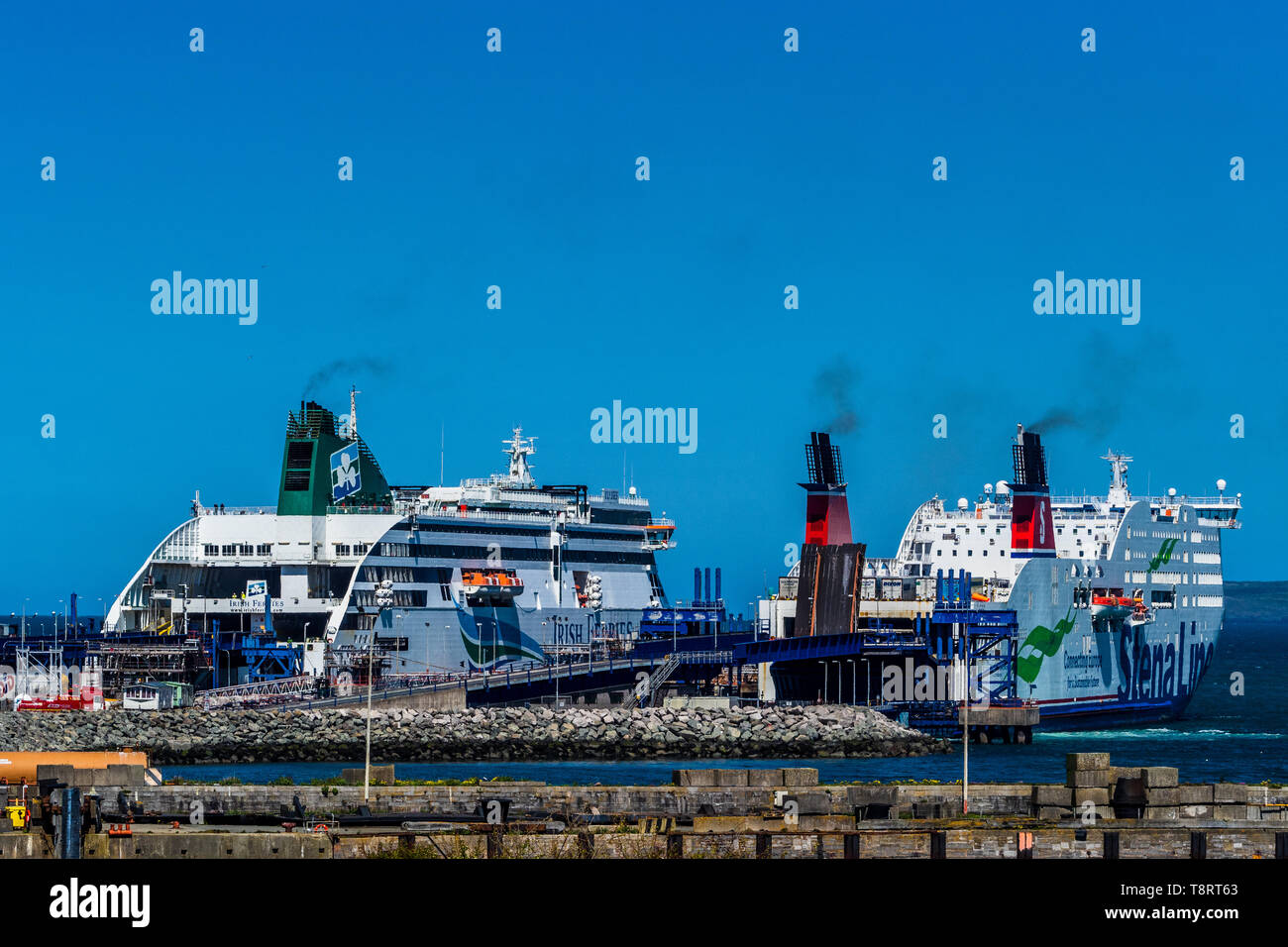 Porto di Holyhead - Stena e un Irish Ferries carico di traghetti merci e passeggeri diretti per Dublino Foto Stock