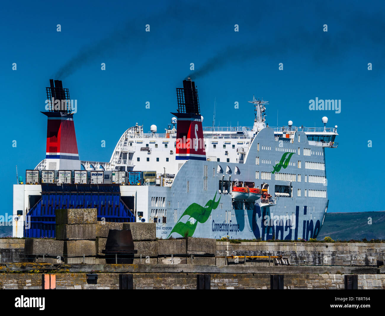 Porto di Holyhead - Stena Ferry a Holyhead caricando i passeggeri e il trasporto merci vincolati per Dublino Foto Stock