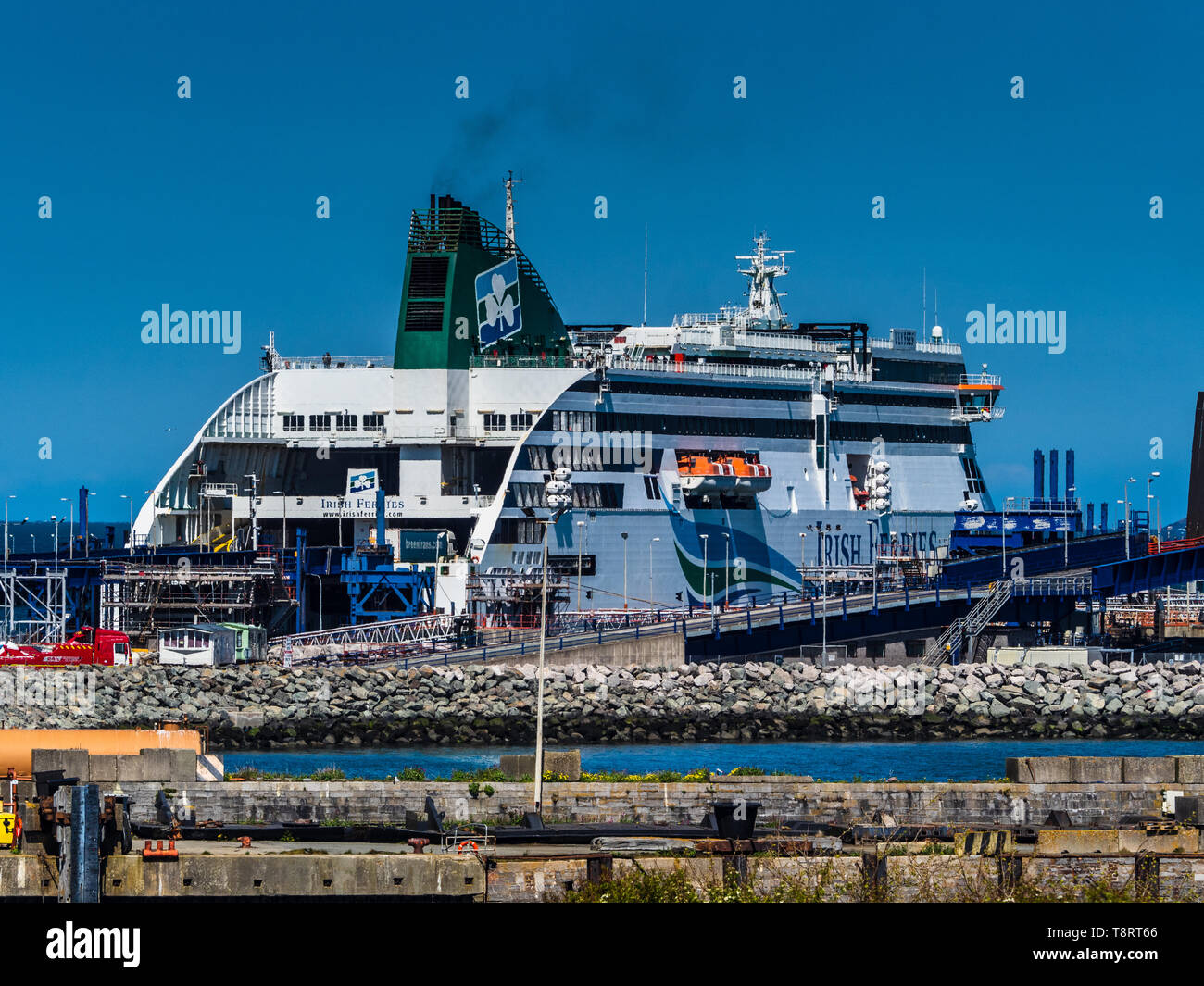 Porto di Holyhead - Irish Ferries traghetto a Holyhead caricando i passeggeri e il trasporto merci vincolati per Dublino Foto Stock
