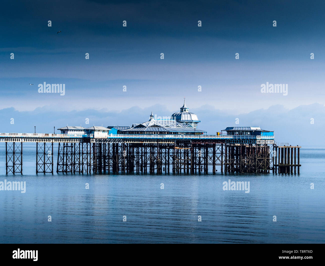 Llandudno Pier - un grado II* elencati pier nella località balneare di Llandudno, North Wales UK, aperto 1877. 700m lungo, il quinto più lungo molo nel Regno Unito. Foto Stock