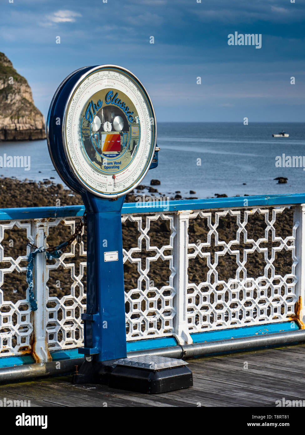 Tradizionale macchina di pesatura sul Llandudno Pier, un grado II* elencati pier nella località balneare di Llandudno, North Wales UK, aperto 1877. Foto Stock