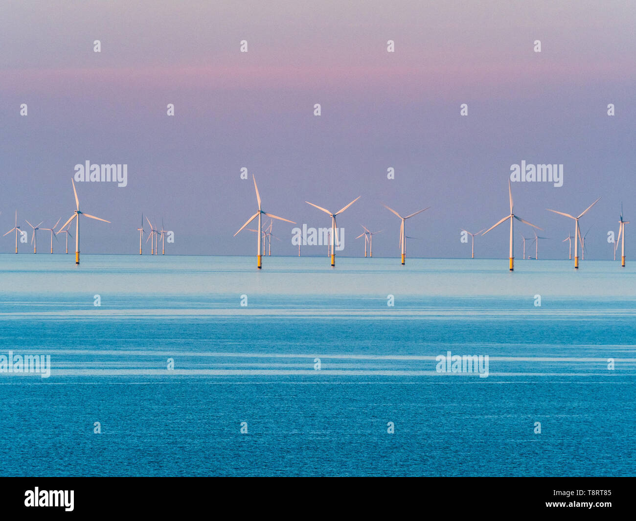 Le turbine eoliche off il Galles del nord della stazione balneare di Llandudno al crepuscolo. Gwynt y Môr wind farm. Foto Stock