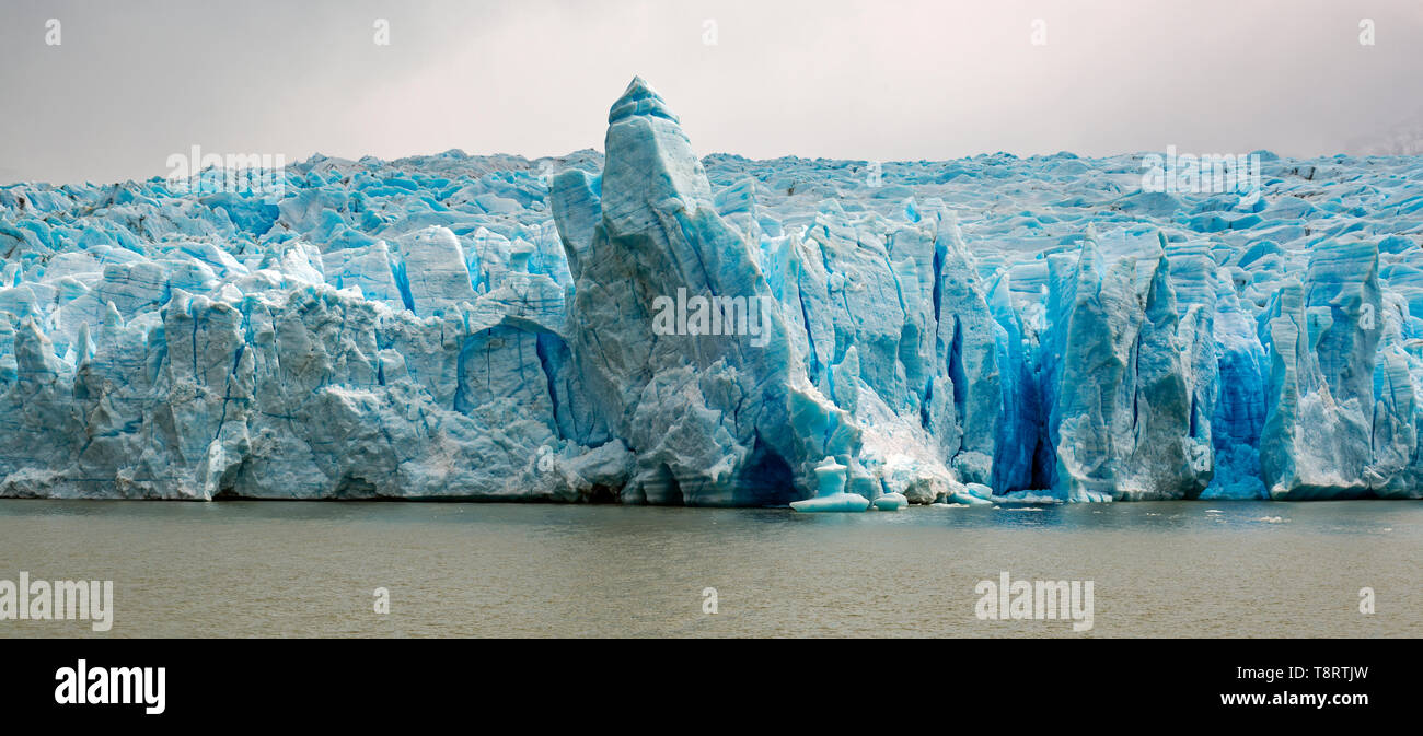 Il gigantesco ghiacciaio Grey dal Lago grigio nel parco nazionale Torres del Paine vicino a Puerto Natales, Patagonia, Cile. Foto Stock