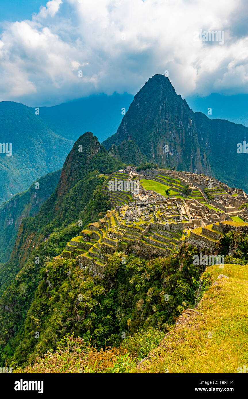 Fotografia verticale delle rovine Inca di Machu Picchu, Cusco, Perù. Foto Stock