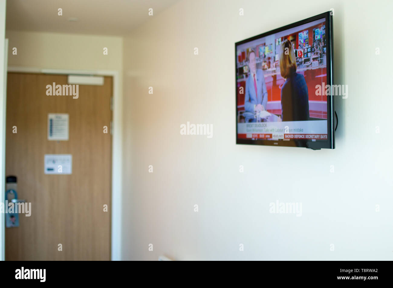 Un televisore montato su una parete in una camera di hotel Foto Stock