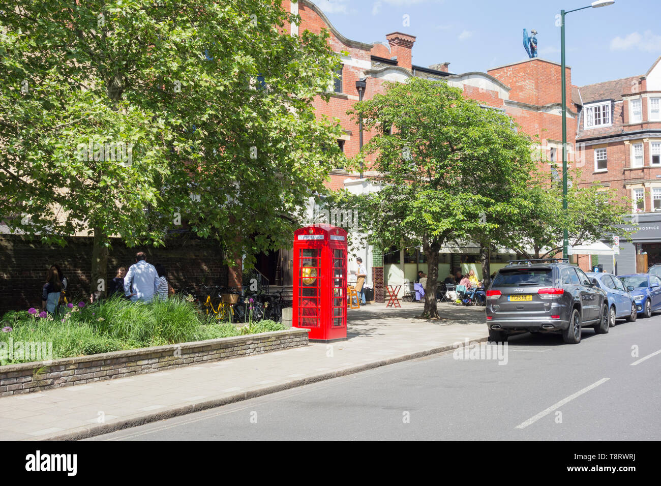 Un convertito Sir Giles Gilbert Scott K6 casella telefono, ora utilizzato per memorizzare un defibrillatore, di fronte al Cinema olimpico, chiesa, Barnes, London, SW13, Regno Unito Foto Stock