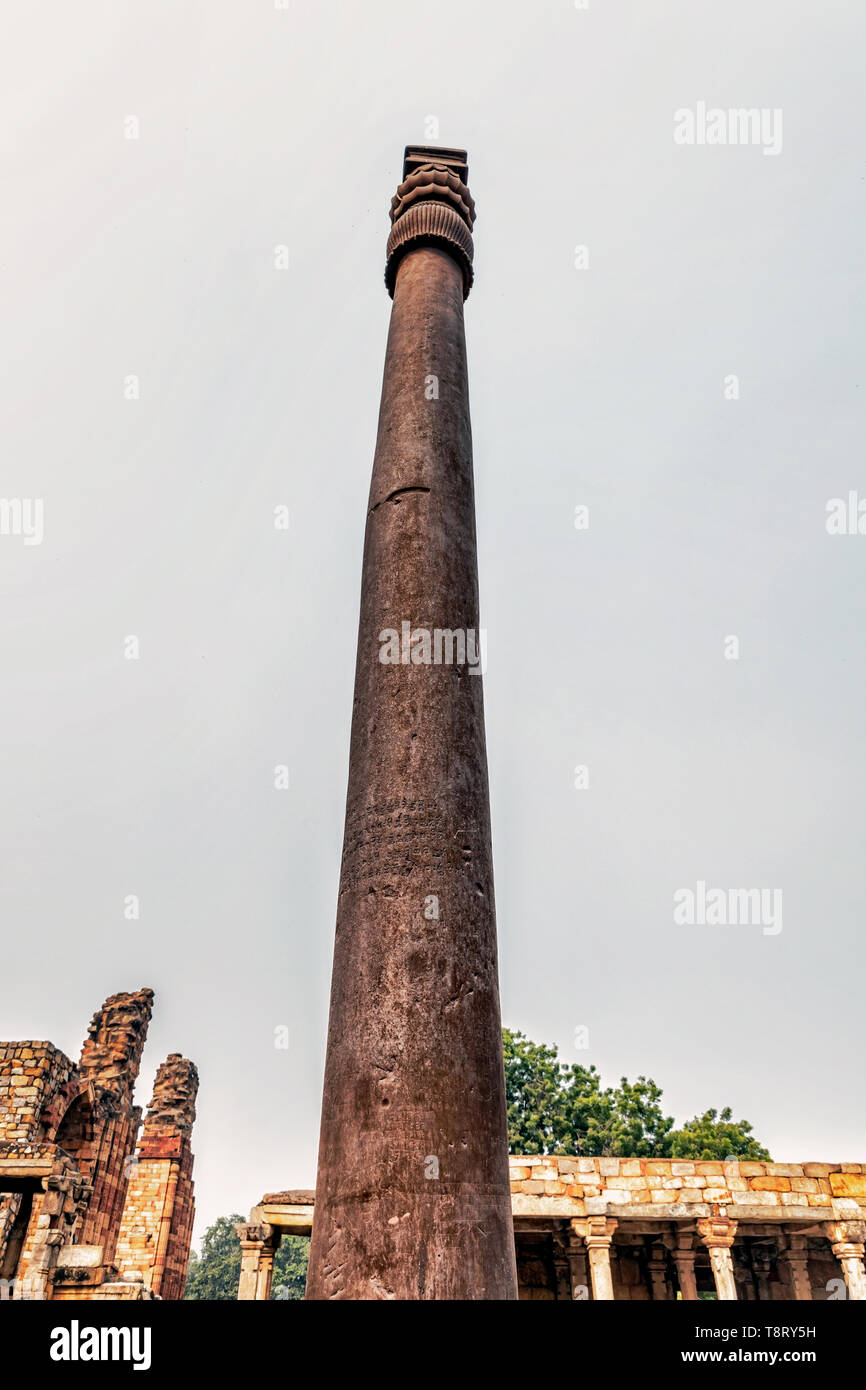 Colonna di ferro trova Qutub o Qutab complesso con il più alto minareto al mondo 73 metro di altezza. È Patrimonio Mondiale dell'UNESCO a Delhi, India Foto Stock