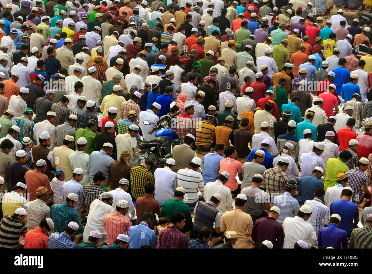 I devoti di offrire preghiere Jumma sull'autostrada Dhaka-Mymensingh il primo giorno di Bishwa Ijtema, la seconda più grande congregazione religiosa dei musulmani i Foto Stock