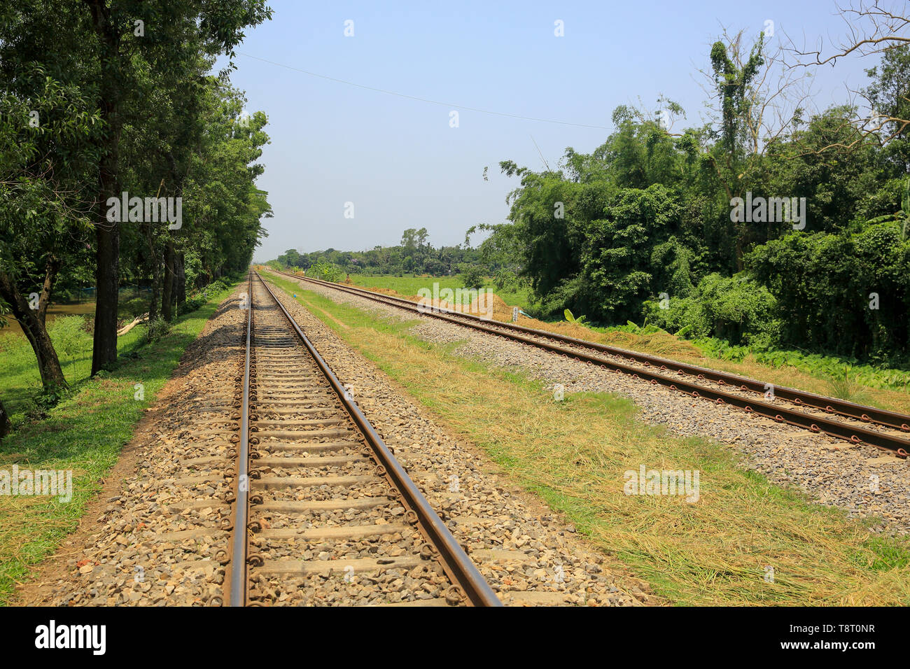 Il Dhaka-Chittagong doppio binario della ferrovia a Narsingdi, Bangladesh Foto Stock