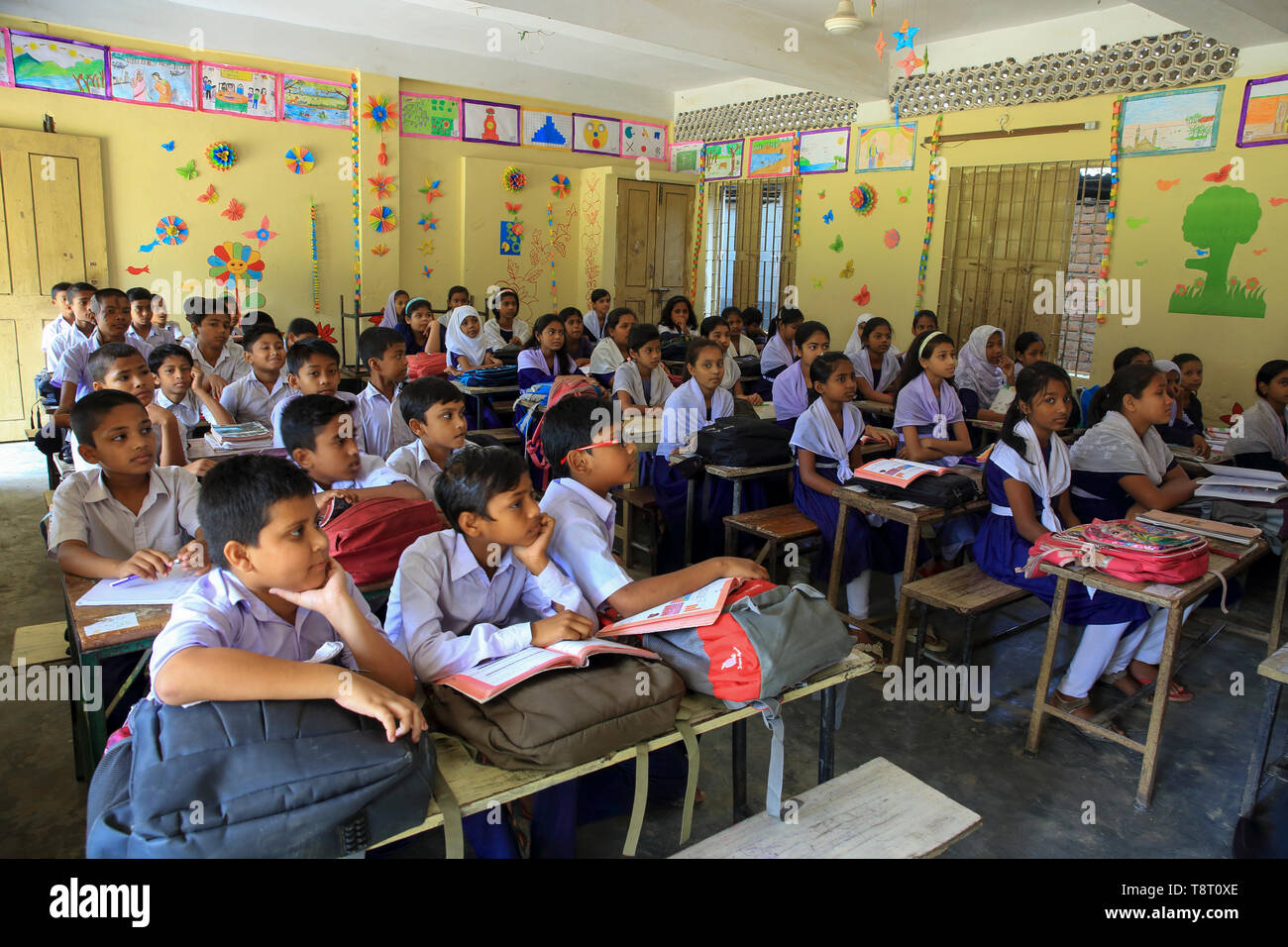 Bengalese scuola primaria gli studenti nelle loro classi. Narsingdi, Bangladesh Foto Stock