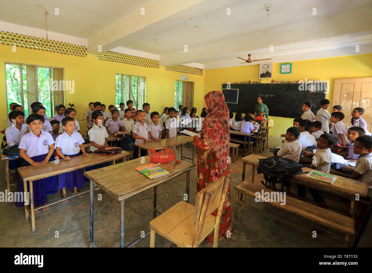 Bengalese scuola primaria gli studenti nelle loro classi. Narsingdi, Bangladesh Foto Stock