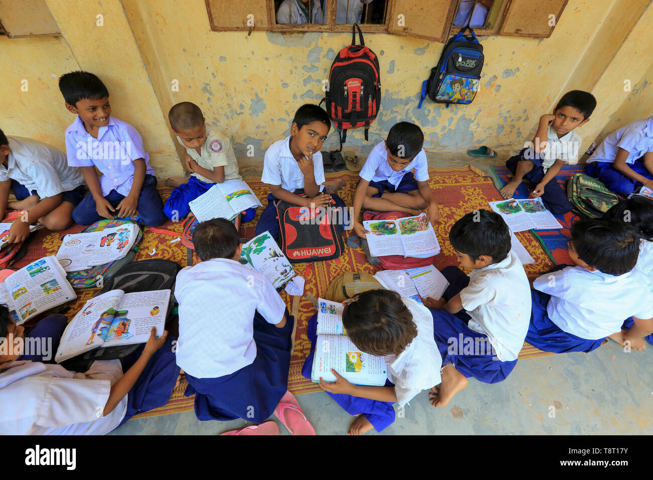 Bengalese scuola primaria gli studenti nelle loro classi. Narsingdi, Bangladesh Foto Stock
