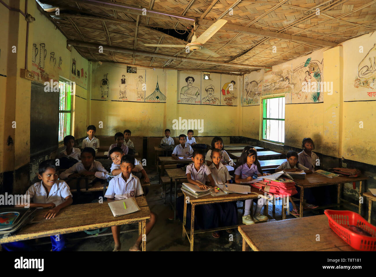 Bengalese scuola primaria gli studenti nelle loro classi. Narsingdi, Bangladesh Foto Stock