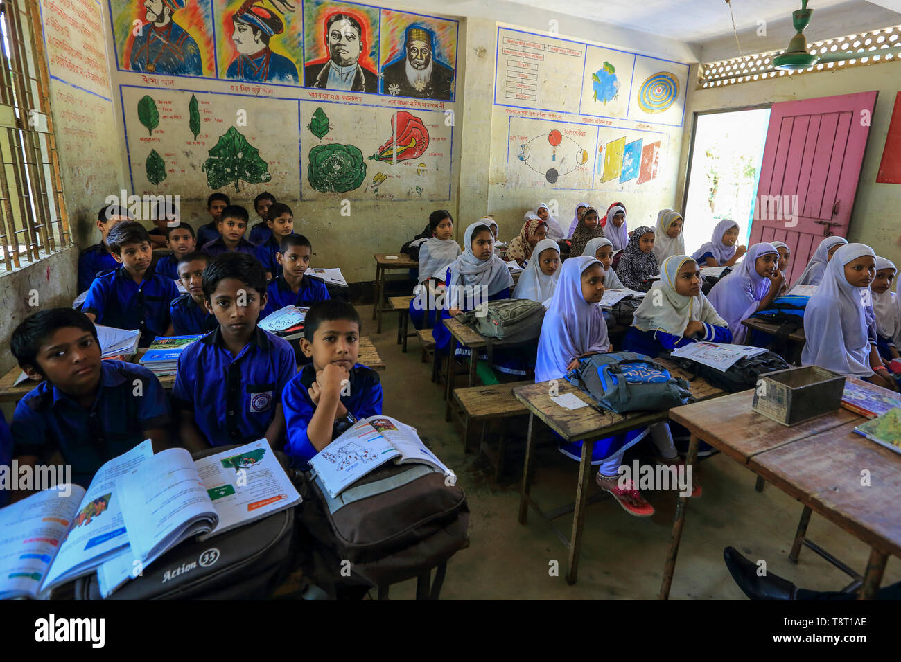 Bengalese scuola primaria gli studenti nelle loro classi. Narsingdi, Bangladesh Foto Stock