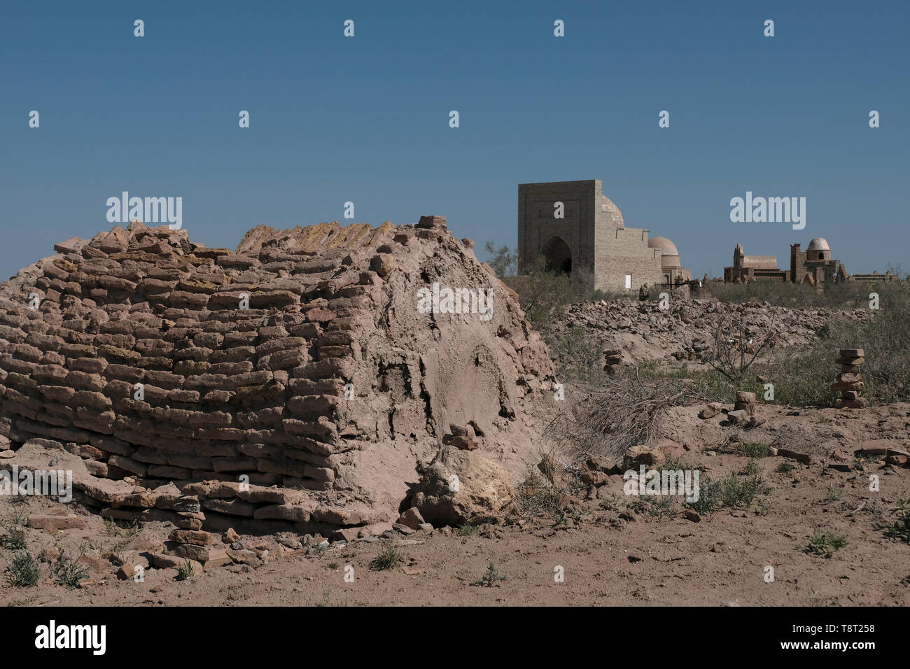 Vista di tombe e mausolei alla necropoli di Mizdakhan, antico cimitero, fondato nel IV secolo a.C. una volta la seconda città più grande del regno di Khorezm, che fu abitata per circa 1,700 anni, Dopo di che fu utilizzato come luogo sacro di sepoltura considerato uno dei più importanti siti zoroastri in Asia centrale situato a sud della città Khodjeyli nella Repubblica autonoma di Karakalpakstan all'interno dell'Uzbekistan Foto Stock