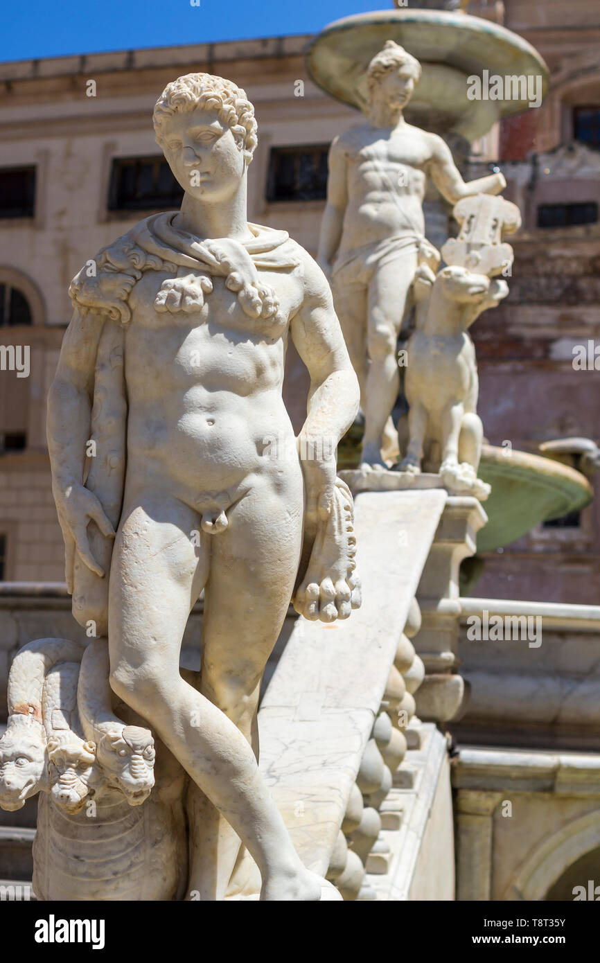 Antiche statue di marmo Praetorian Fontana (Fontana Pretoria) su Piazza Pretoria a Palermo, Sicilia, Italia Foto Stock