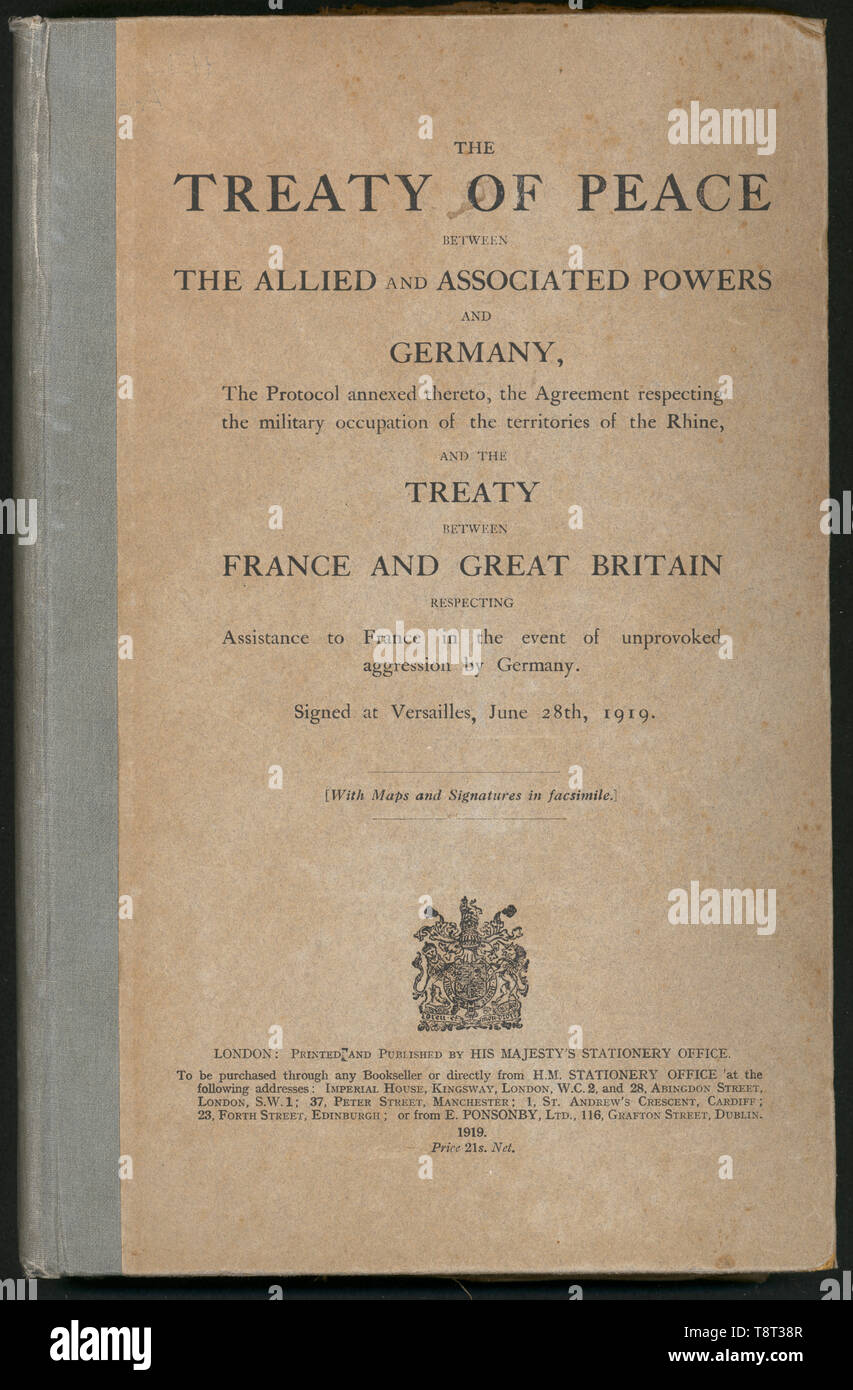 Il coperchio di una pubblicazione del Trattato di Versailles in inglese si legge nel testo del trattato di pace tra gli alleati E I RELATIVI POTERI E GERMANIA, il protocollo ad esso allegato, l'accordo rispettando l'occupazione militare dei territori del Reno E DEL TRATTATO TRA LA FRANCIA E LA GRAN BRETAGNA RISPETTO Assistenza alla Francia in caso di aggressione da parte della Germania. Firmato a Versailles, Giugno 28th, 1919. Foto Stock