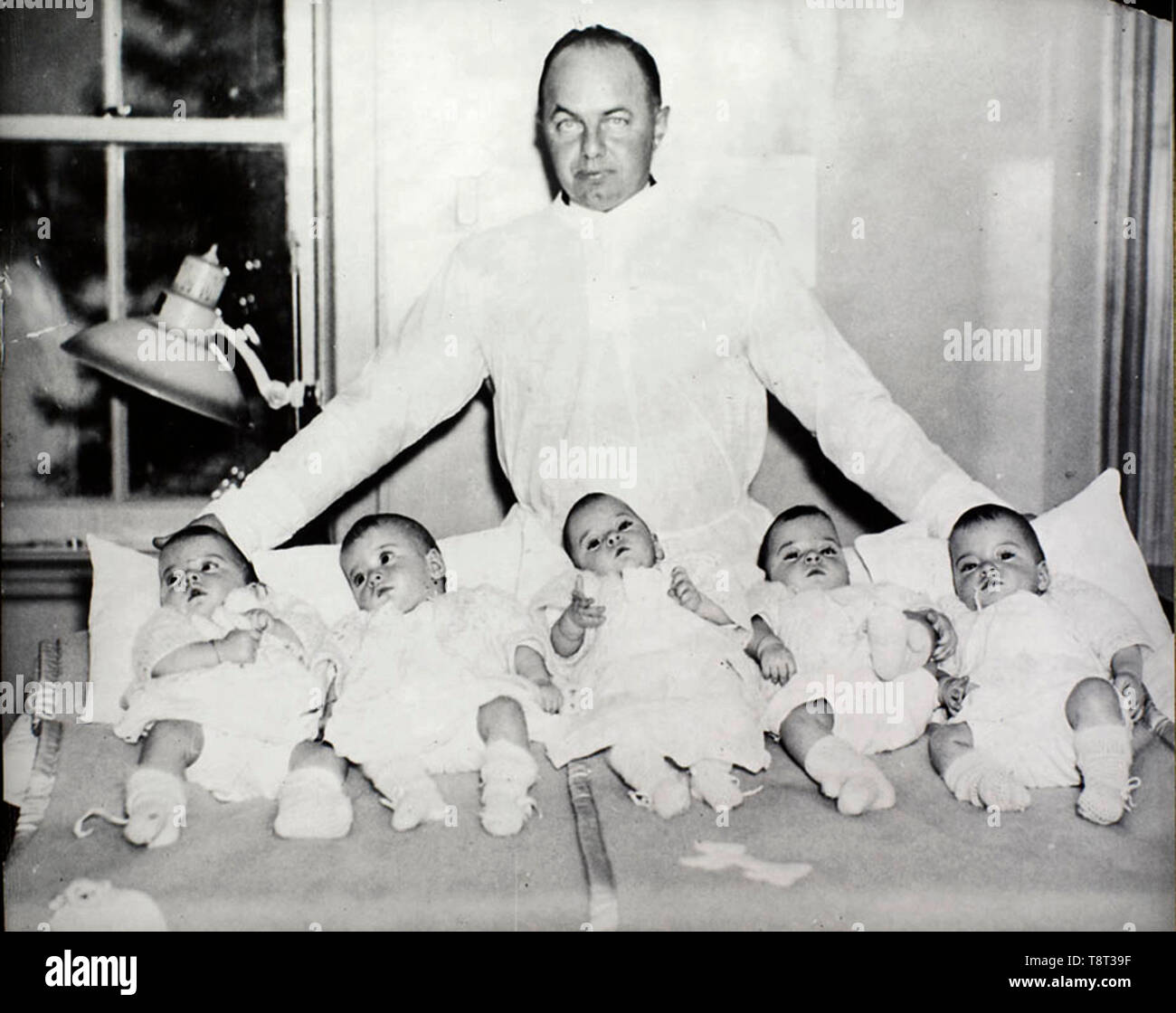 Dionne Quintuplets. Mitchell Hepburn con Dionne Quintuplets. Il Dionne quintuplets (nato il 28 maggio 1934) il primo quintuplets noto per aver sopravvissuto la loro infanzia. L'identica ragazze erano nati in Ontario Foto Stock