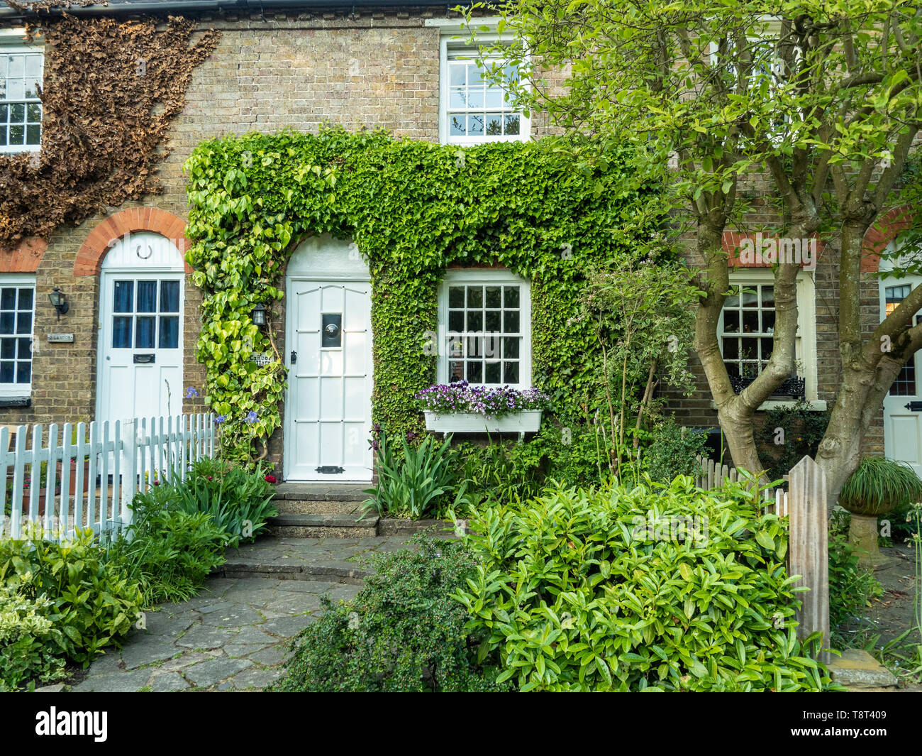 Casa a schiera / cottage pittoresco nel villaggio di Letchwmore Heath in Hertfordshire, Inghilterra Foto Stock