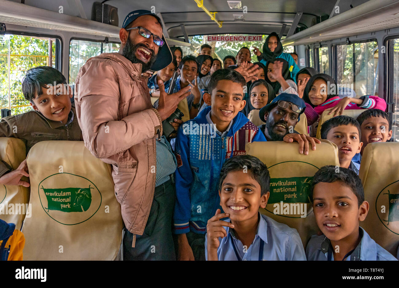 Vista orizzontale di bambini e insegnanti di una scuola bus in Munnar, India. Foto Stock