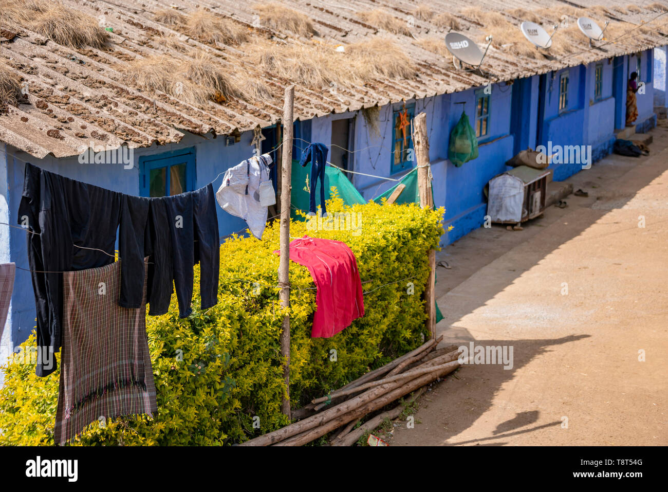 Vista orizzontale della piantagione di tè villaggio in Munnar, India. Foto Stock