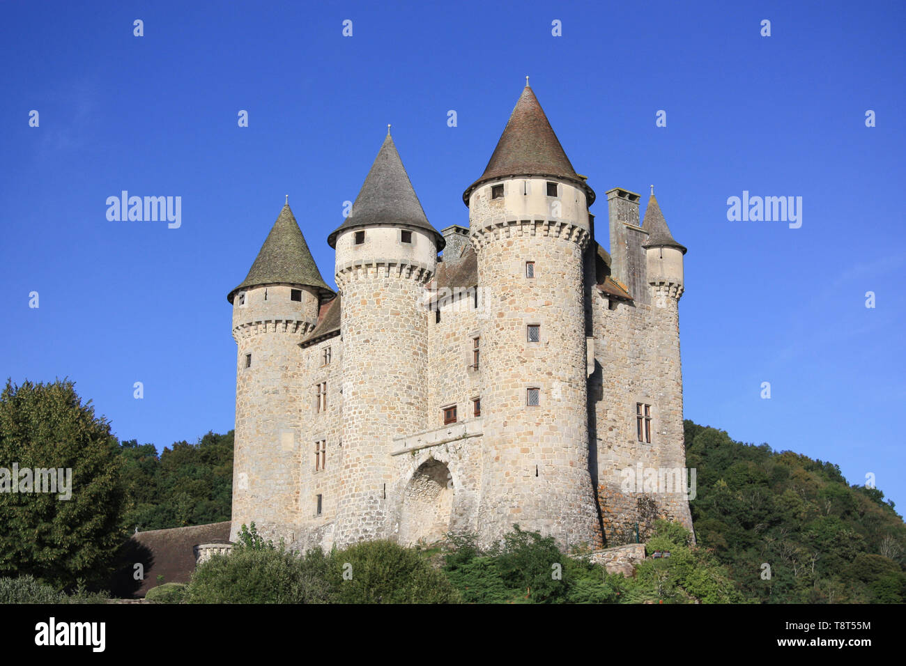 Castello del XIII secolo de Val al tramonto, Lanobre, Cantal, Haute-Auvergne, la Francia con i suoi 6 machicolated torri e torrette pepperpot Foto Stock