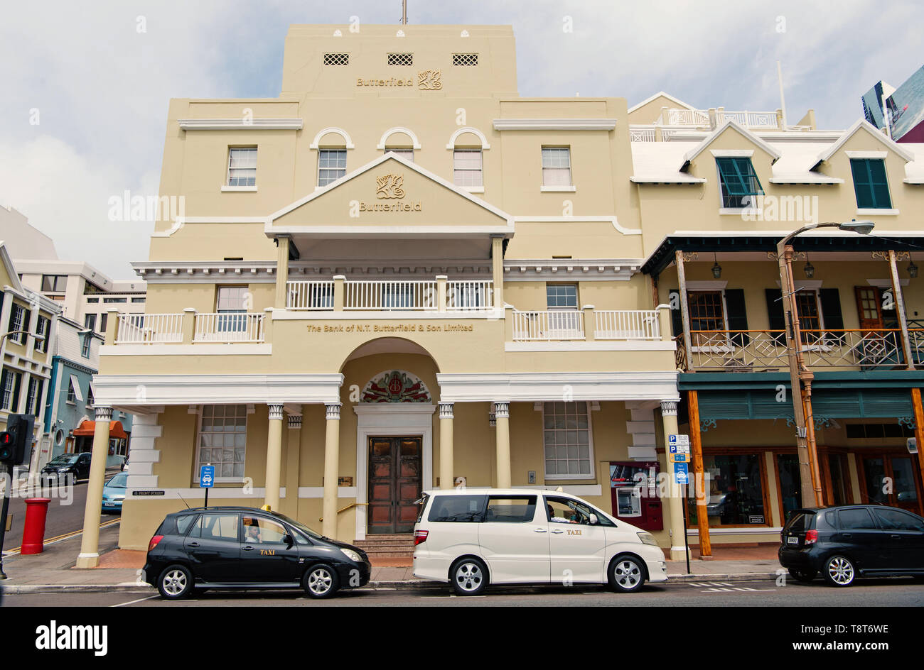 Hamilton, Bermuda - marzo, 20, 2016: urban bank building. Auto parcheggiata in città urbana case sulla strada. Paesaggio urbano. Viaggiare e wanderlust. Foto Stock