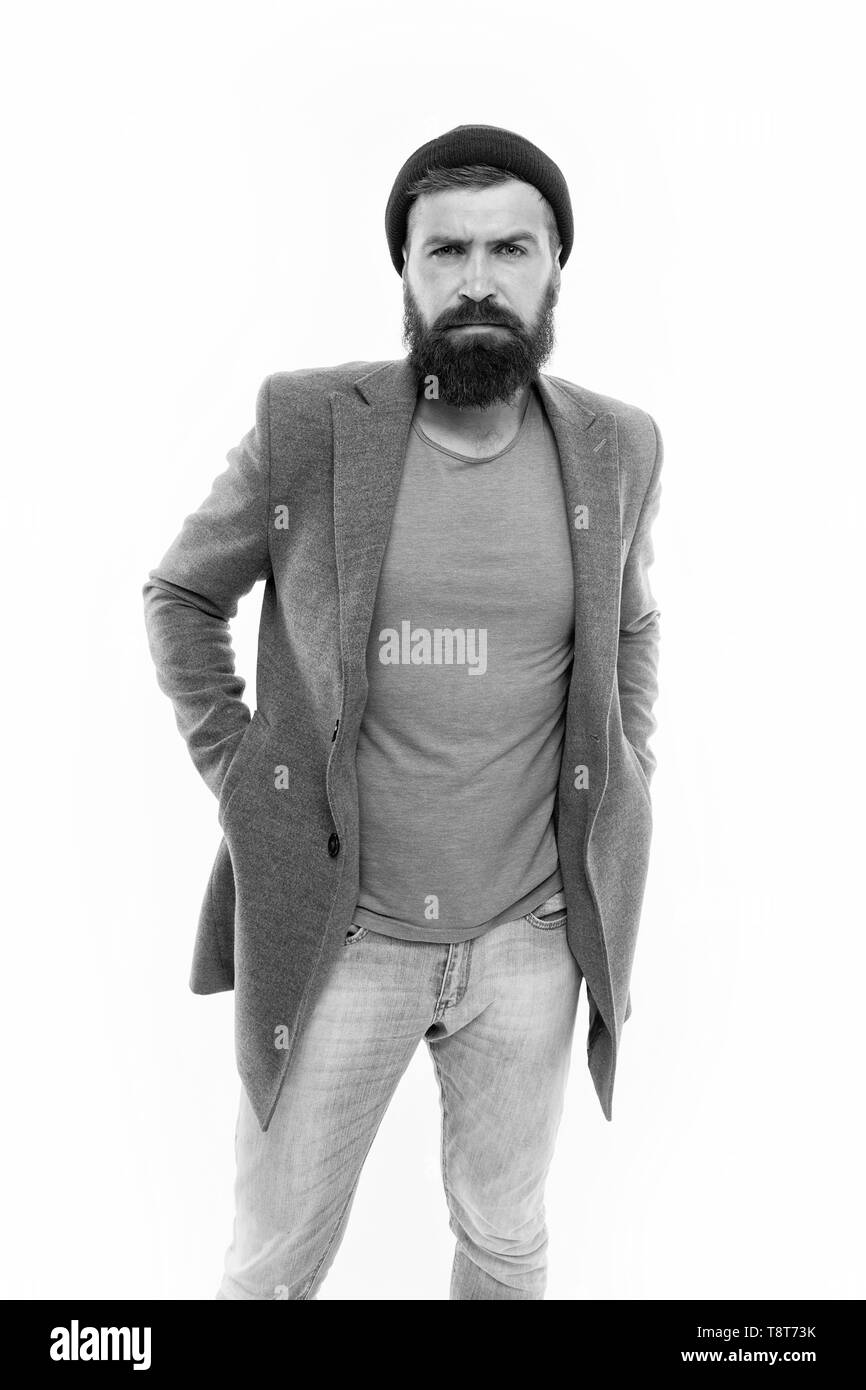 Elegante Abito casual per autunno e primavera. Abbigliamento uomo maschio ed un concetto di moda. Uomo Barbuto hipster elegante Cappotto alla moda e hat. Vestito Elegante cappello luminoso accessorio. Tendenza moda vestito. Foto Stock