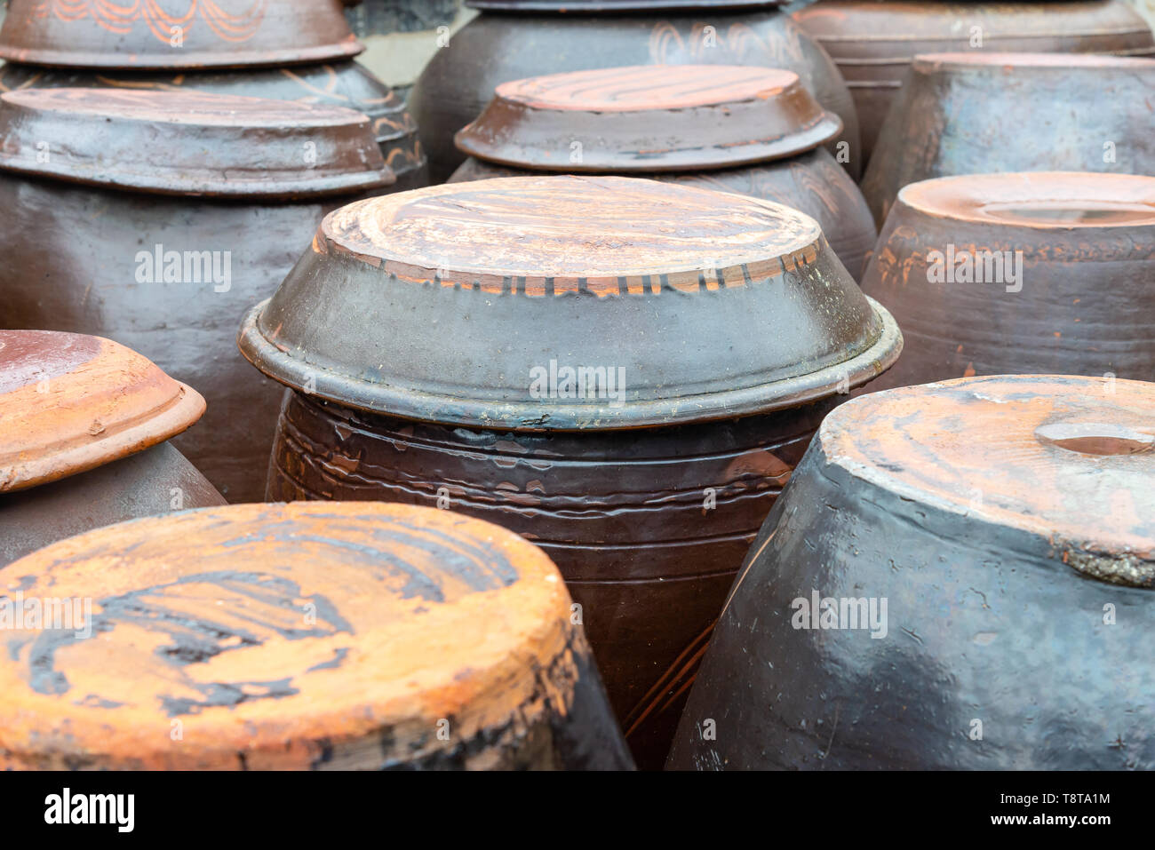 Tradizionali coreane Onggi ceramica (Kimchi POTS). Vista ravvicinata Foto Stock