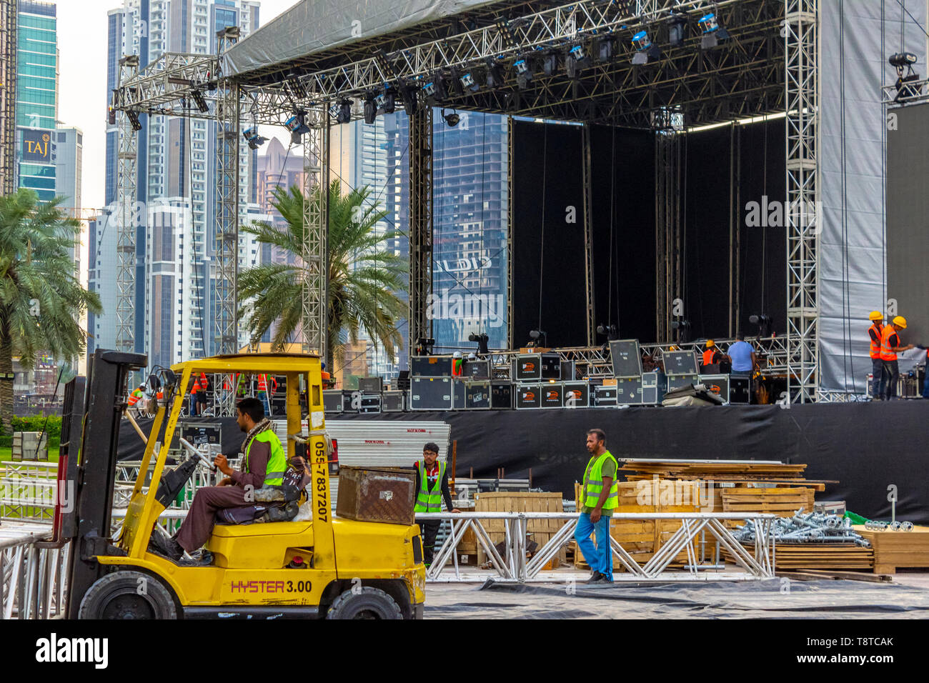 Dubai, Emirati Arabi Uniti - 28 Novembre 2018: preparare un concerto per una mostra aperta nell'area del centro cittadino di Dubai. Foto Stock