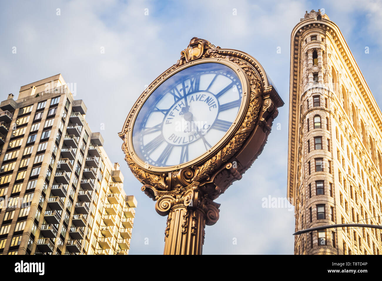 L'iconico orologio in oro di Flatiron Building in Midtown Manhattan su un  bel cielo azzurro in NYC Foto stock - Alamy