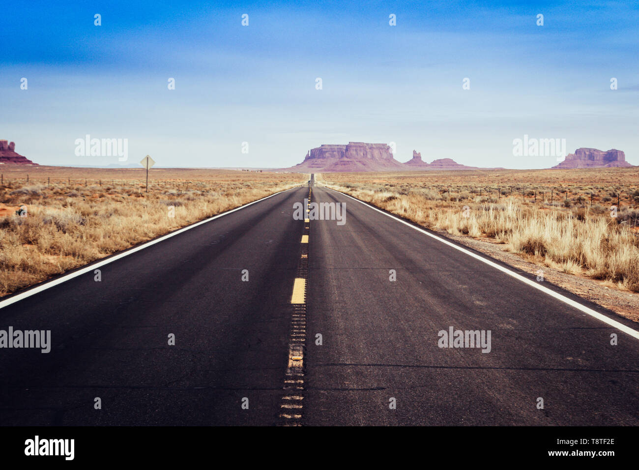 Solitaria e deserta strada americana nel deserto con le auto non, visualizzazione di punto di fuga. Foto Stock
