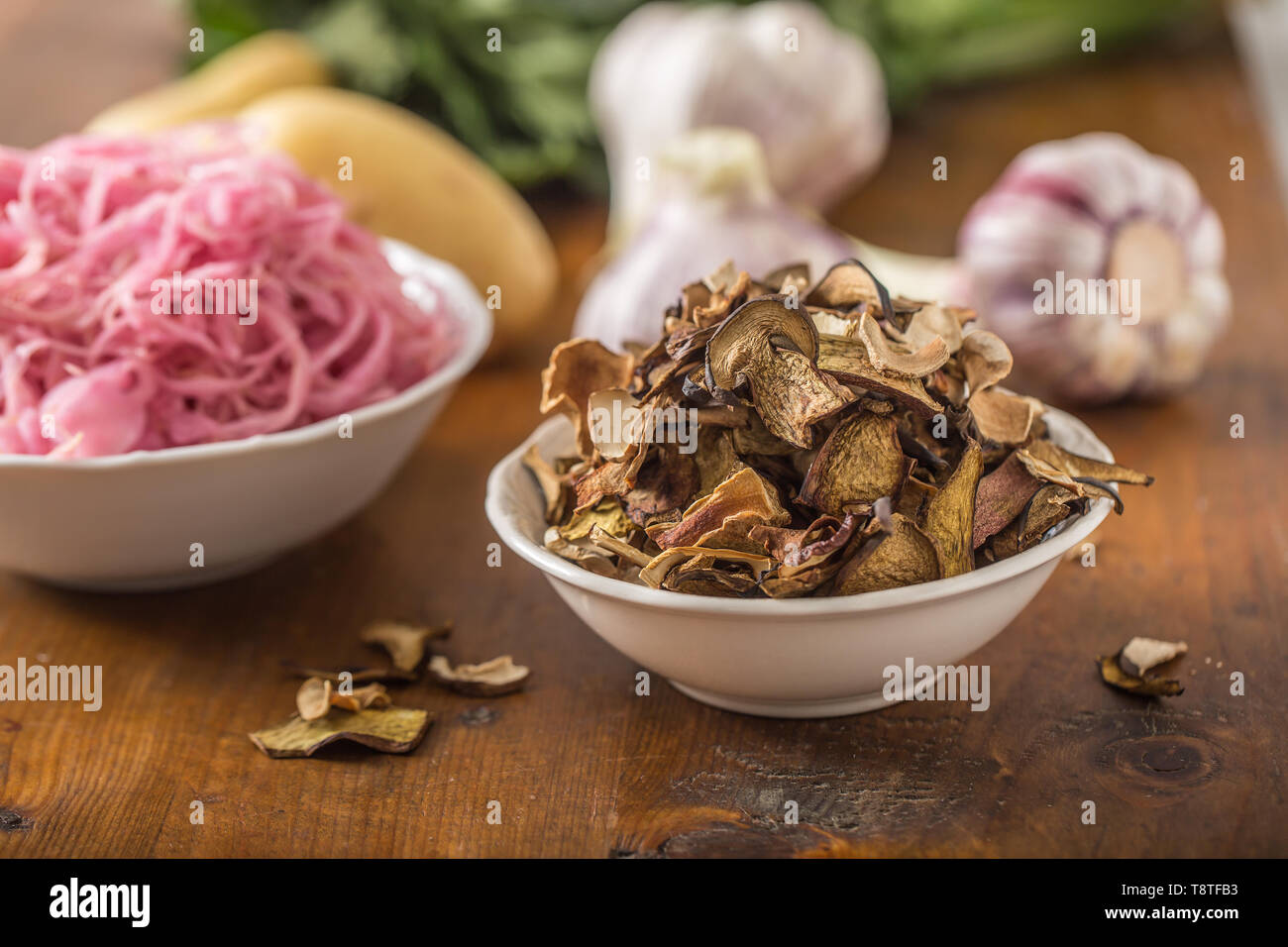 Funghi secchi cavolo acido aglio e patate sul tavolo di legno Foto Stock