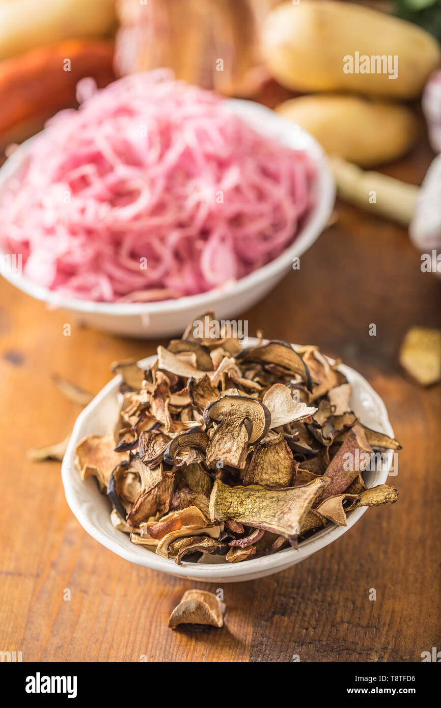 Funghi secchi cavolo acido aglio e patate sul tavolo di legno Foto Stock