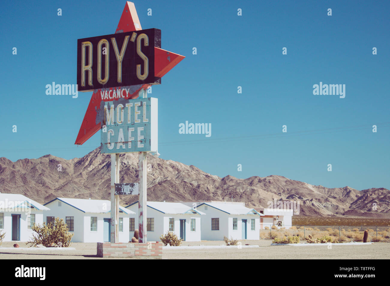 Roy's Cafe, motel e stazione di gas, situato in Amboy, California, il classico percorso 66, un esempio di architettura googie Foto Stock