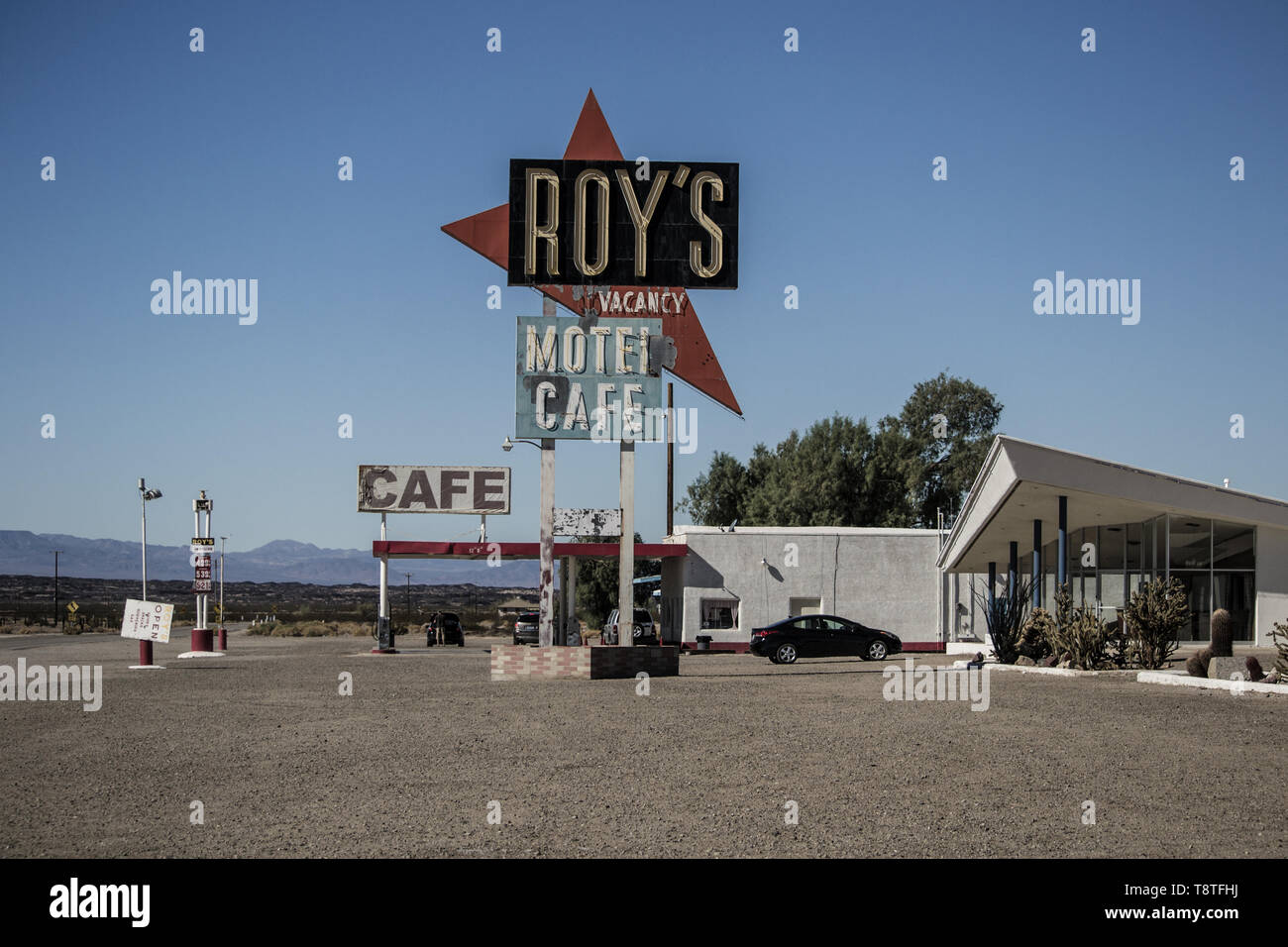 Roy's Cafe, motel e stazione di gas, situato in Amboy, California, il classico percorso 66, un esempio di architettura googie Foto Stock