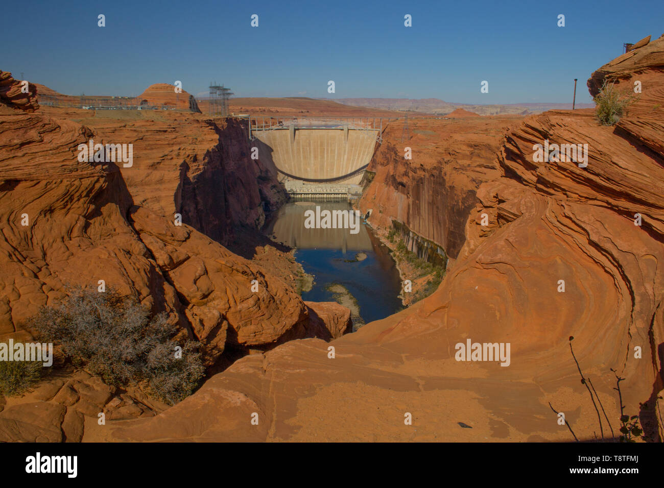 Il Lake Powell, Page Arizona: angolo alto vista dell'arco-gravità Glen Canyon Dam utilizzato per la generazione di energia elettrica sul fiume Colorado Foto Stock