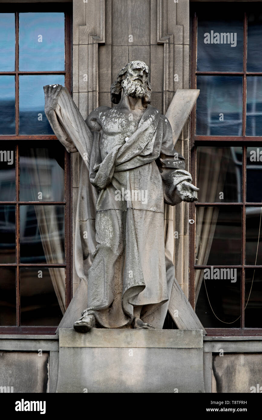 Statua di sant Andrea, il santo patrono della Scozia sul Freemasons Hall in George Street, Edimburgo, Scozia, Regno Unito. Foto Stock