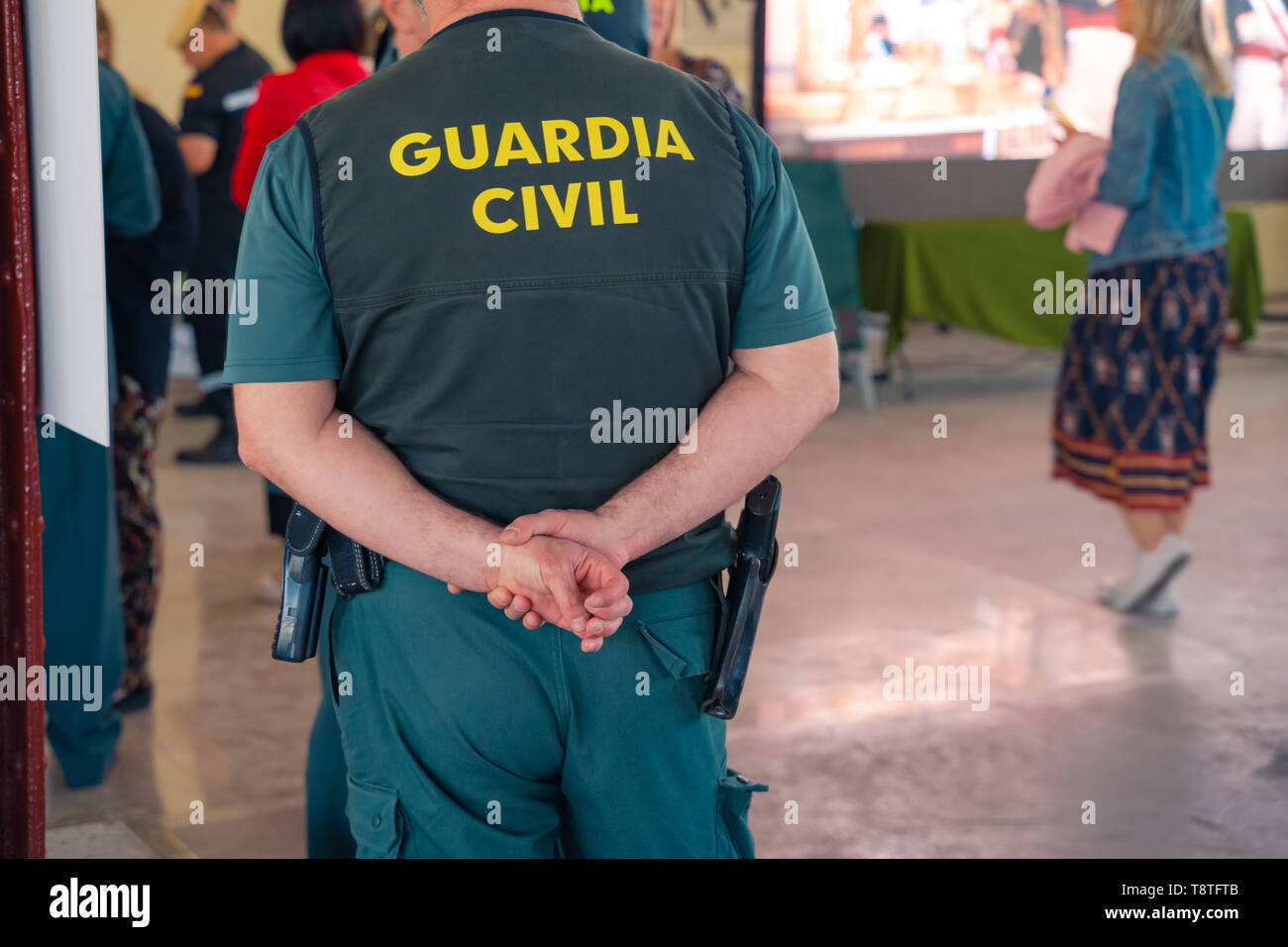Valencia, Spagna, 13 Maggio 2019: "Guardia Civil' officer. Legge armati agente di applicazione con pistola, vista da dietro. Foto Stock