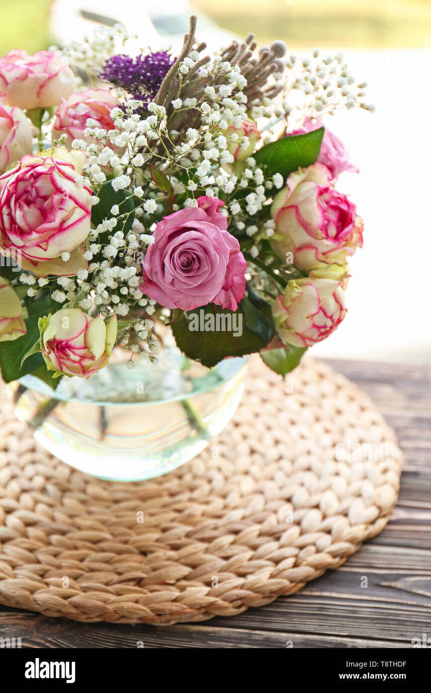 Vaso con fiori sul tavolo di legno Foto Stock