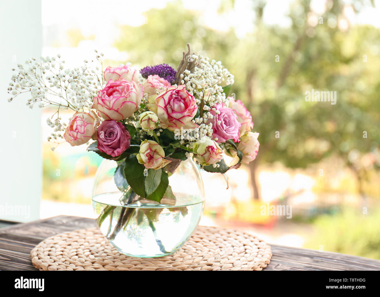 Vaso con fiori sul tavolo di legno Foto Stock