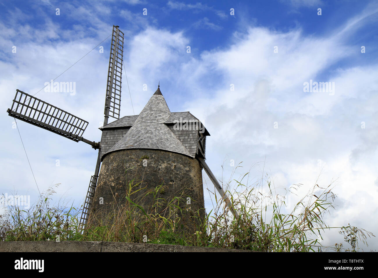 Ben conservato antico mulino a vento, Grande-Terre, Guadalupa, isole dei Caraibi, Francia Foto Stock