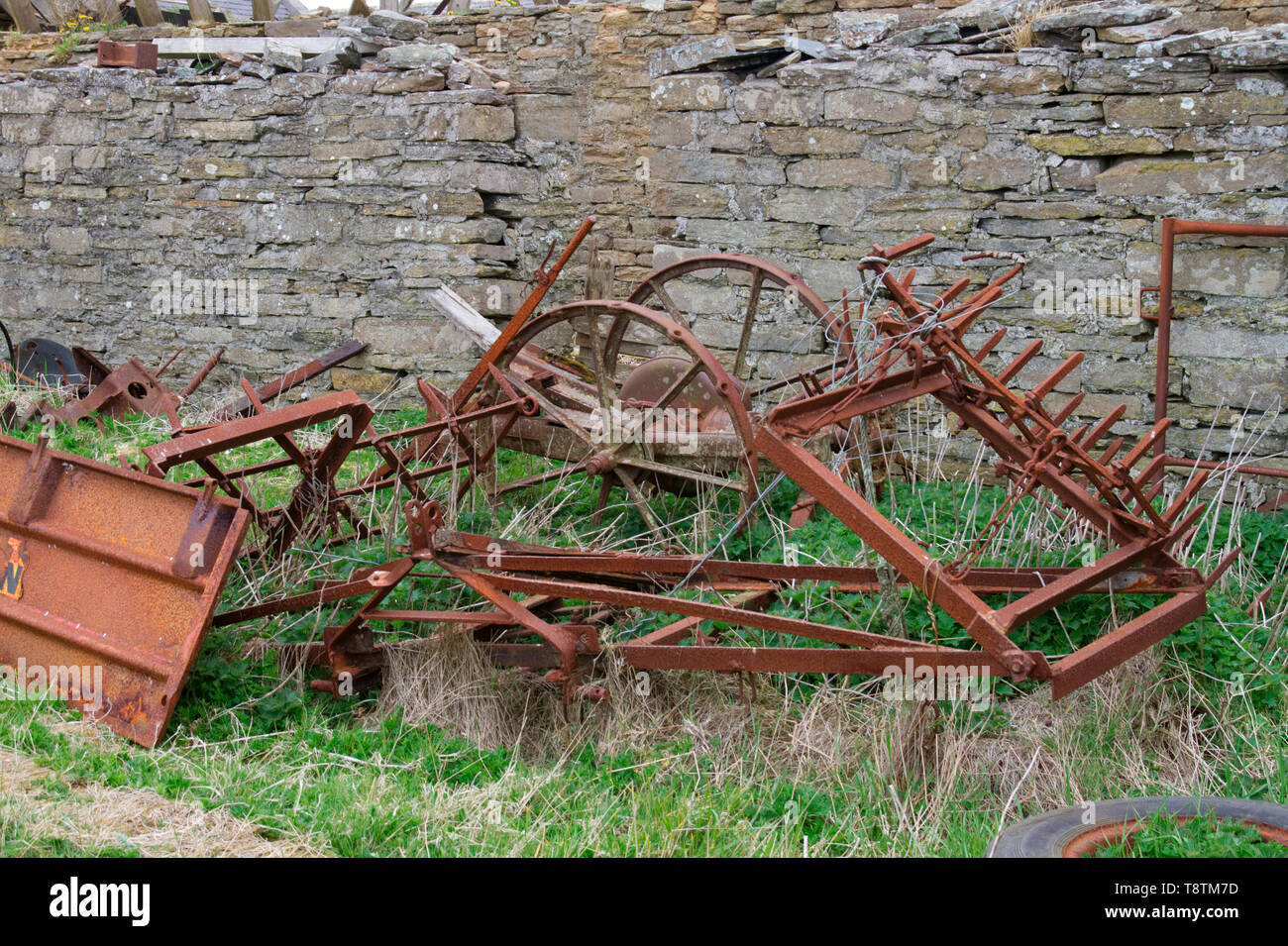Vecchio arrugginito mietitrice meccanica, Orkney Isles Foto Stock