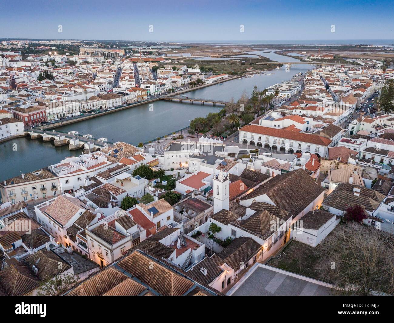 Vista città con ponte romano sul fiume Gilao nella vecchia città di pescatori, Tavira, drone shot, Algarve, PORTOGALLO Foto Stock